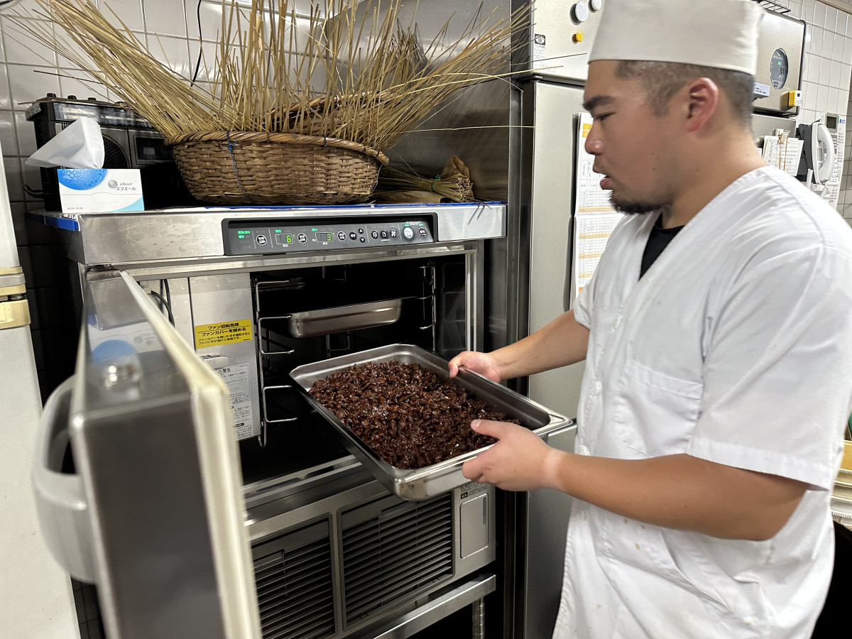 粗熱が取れたら、さらに冷蔵庫で冷やして味を落ち着かせる